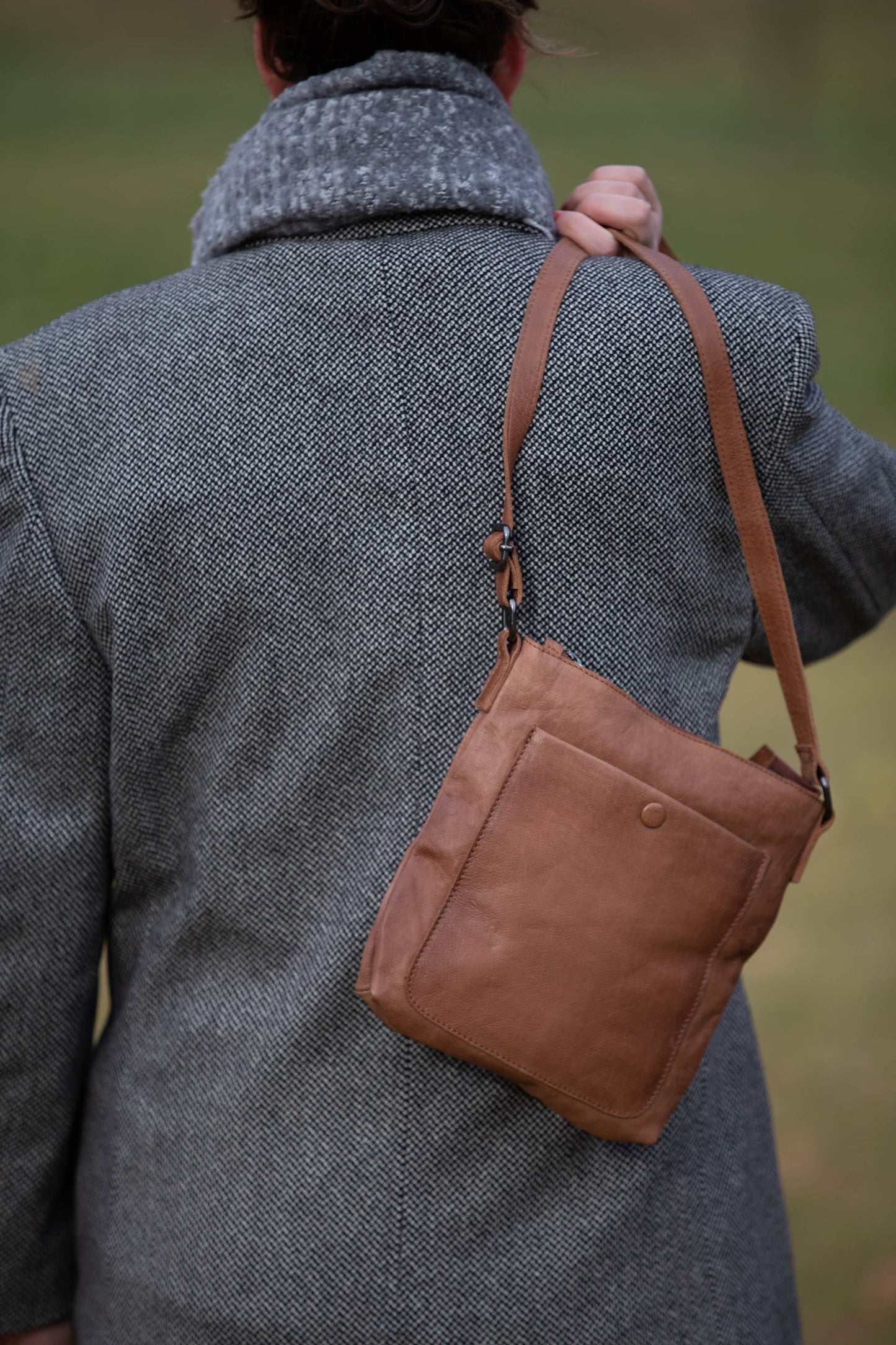 [ISABELLA] SMALL CROSSBODY BAG | SUPER SOFT NAPPA LEATHER: Mocha