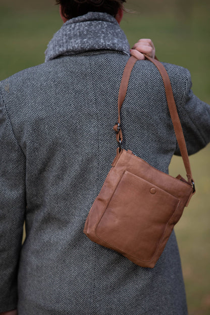 [ISABELLA] SMALL CROSSBODY BAG | SUPER SOFT NAPPA LEATHER: Mocha