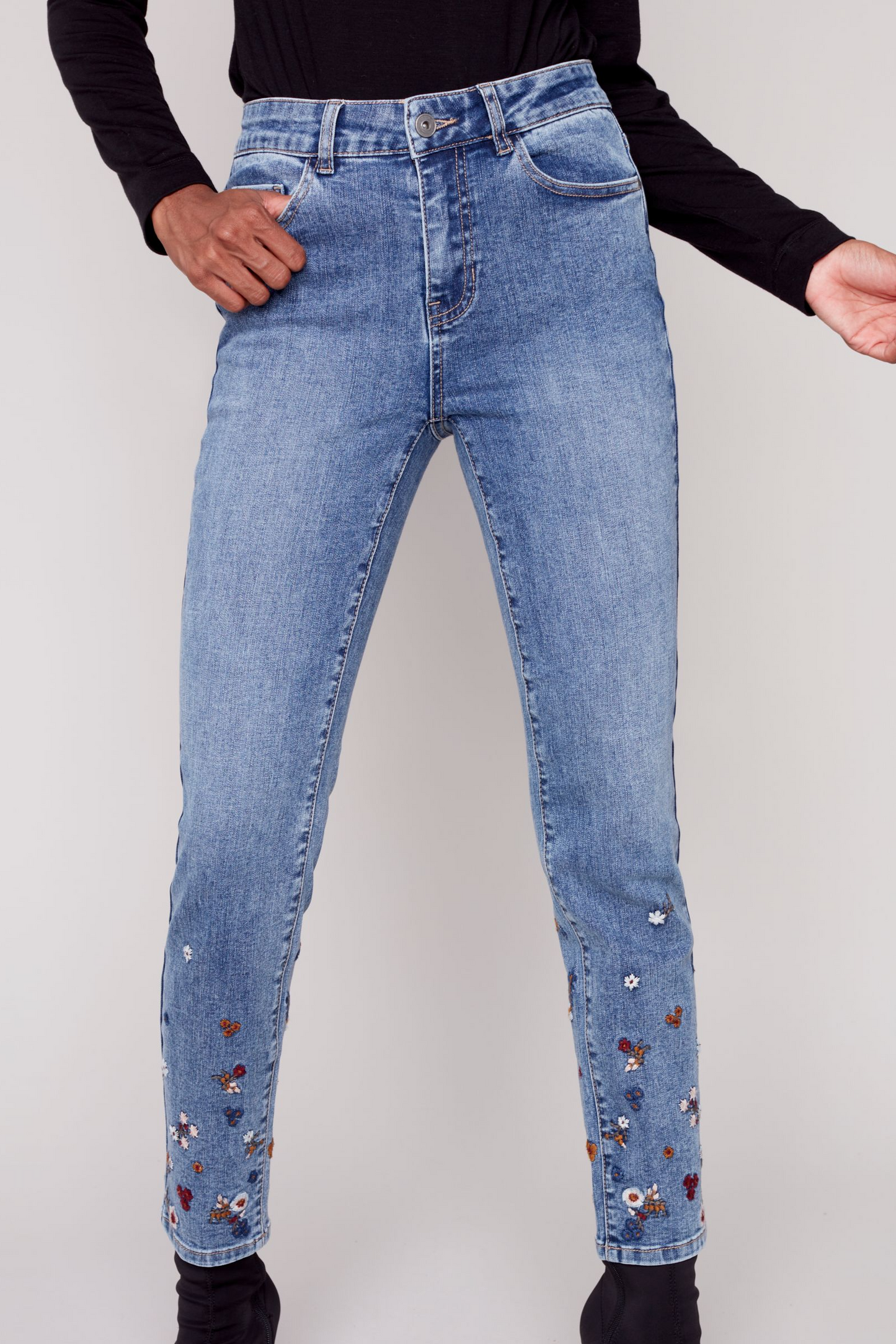 Embroidered bottom slim pant