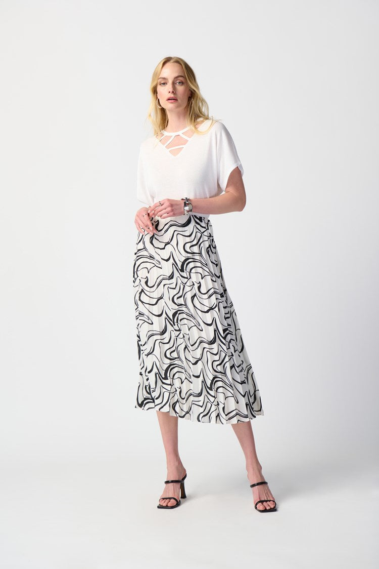 Dry Yarn Sweater With Cutout Neckline