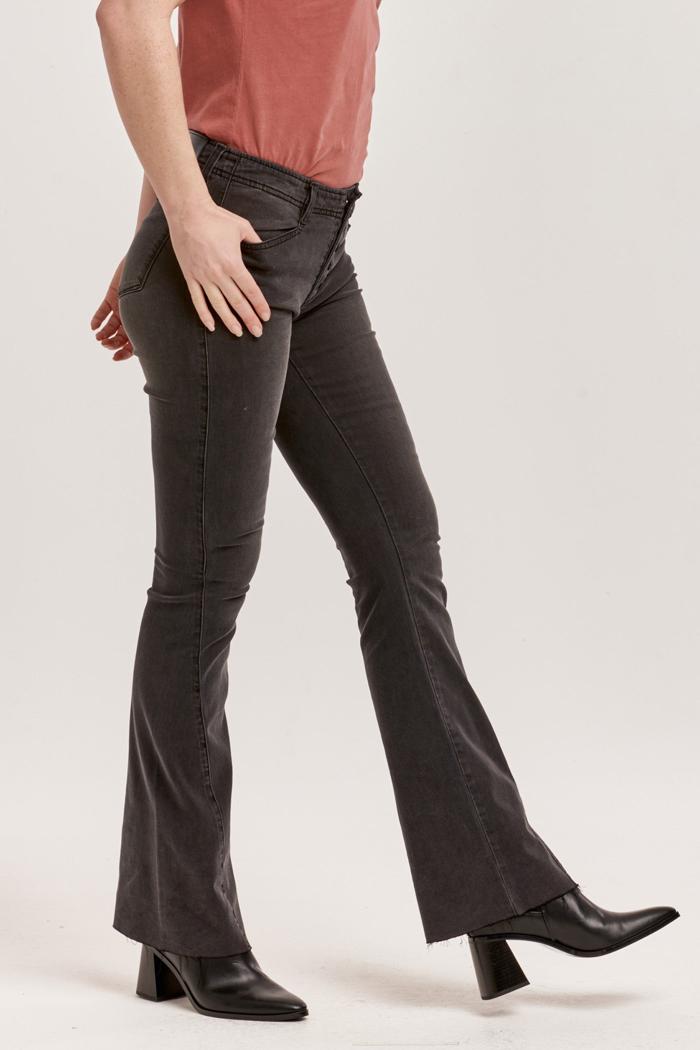 Jaxtyn Bootcut Fit Mid Rise Jeans Caviar