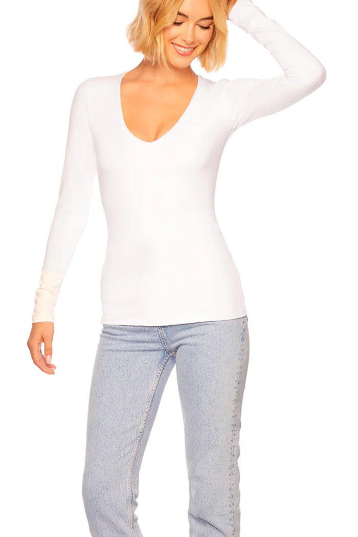 ESSENTIAL V-NECK L/S TOP