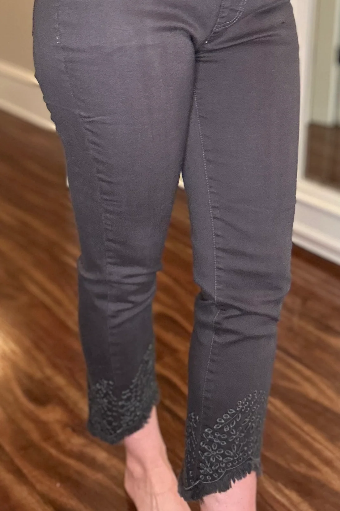 MULTIPLES GREY ANKLE JEAN WITH SCALLOP HEM