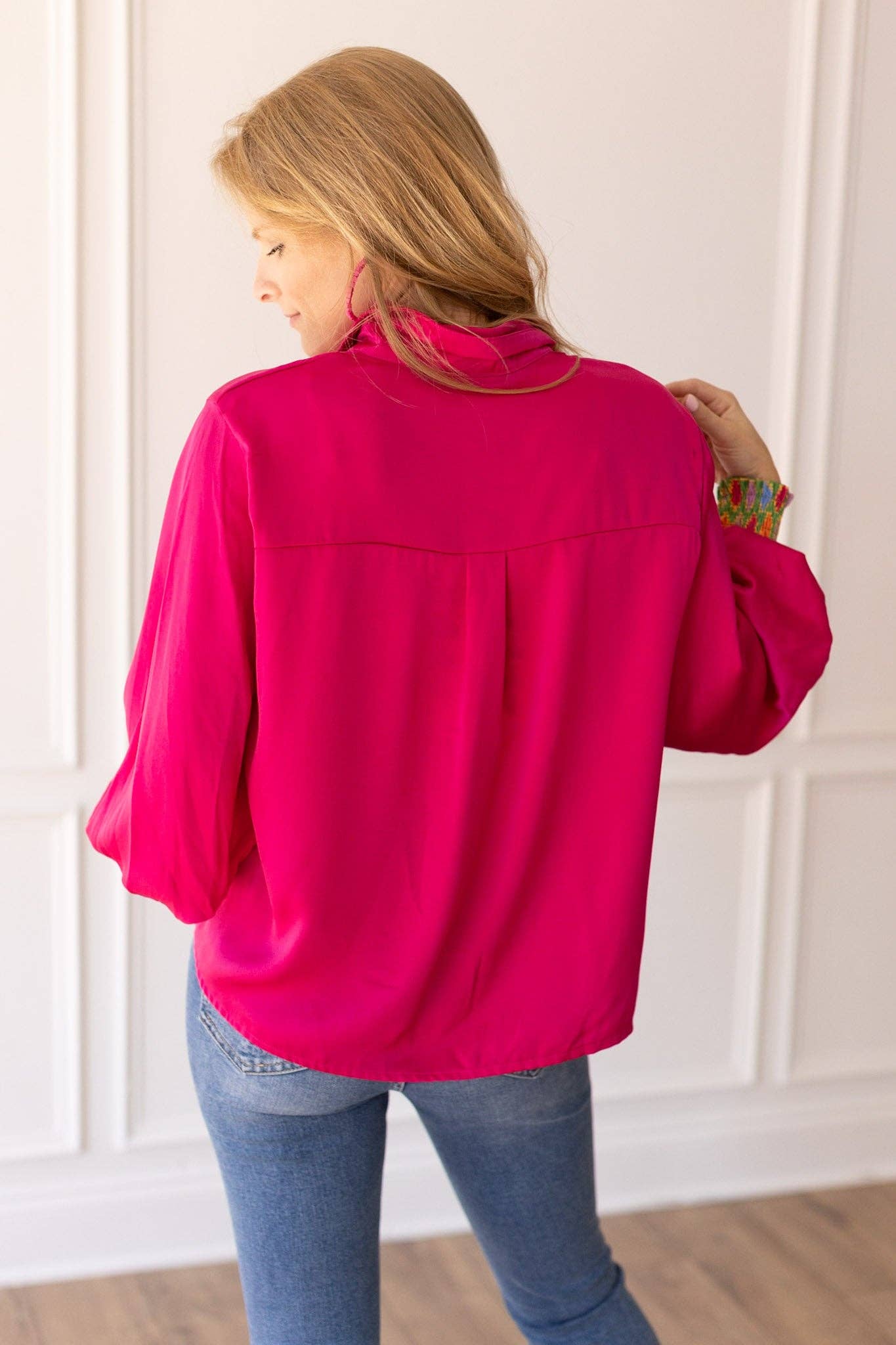 Retro Reverie Balloon-Sleeve Blouse in Fuchsia: Fuchsia