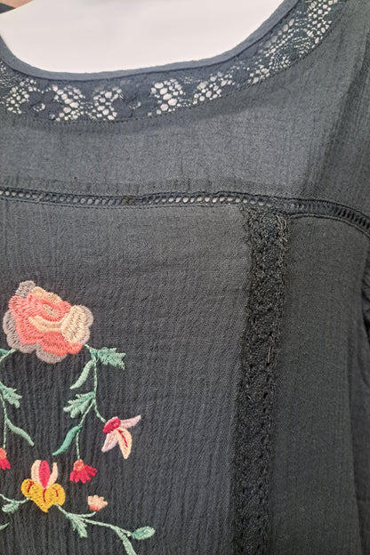 Black embroideRed and lace short sleeved dress