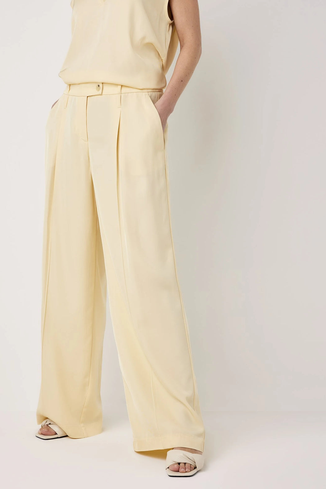 Flowy wide-leg pleated trousers