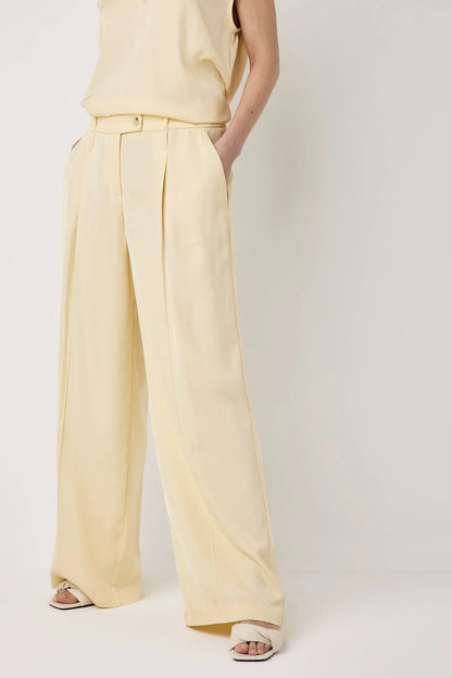 Flowy wide-leg pleated trousers