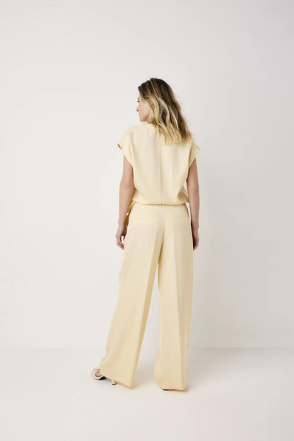 Flowy wide-leg pleated trousers