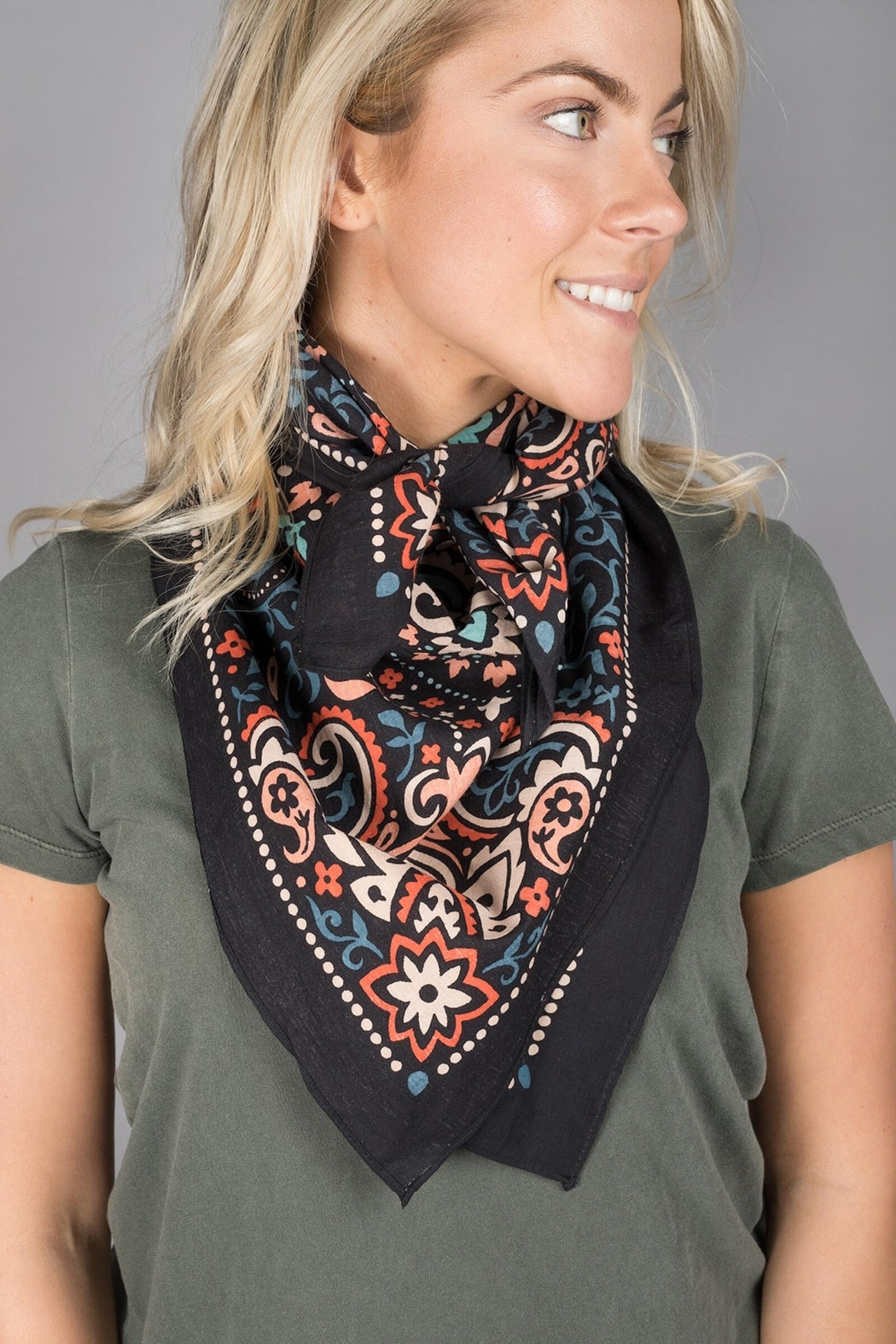 OVERSIZED BLACK BANDANA