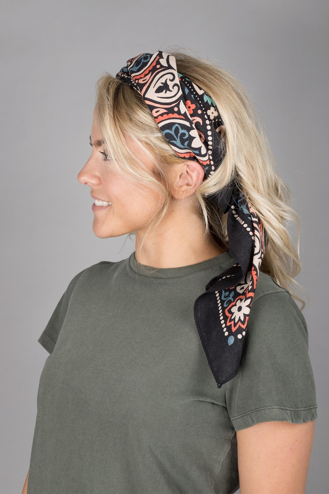 OVERSIZED BLACK BANDANA