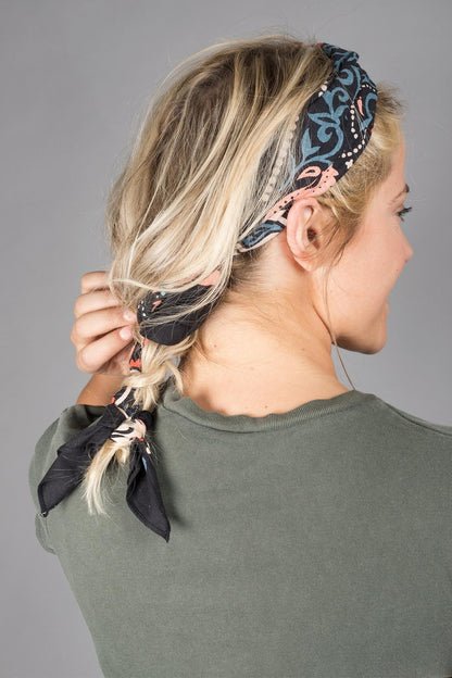 OVERSIZED BLACK BANDANA