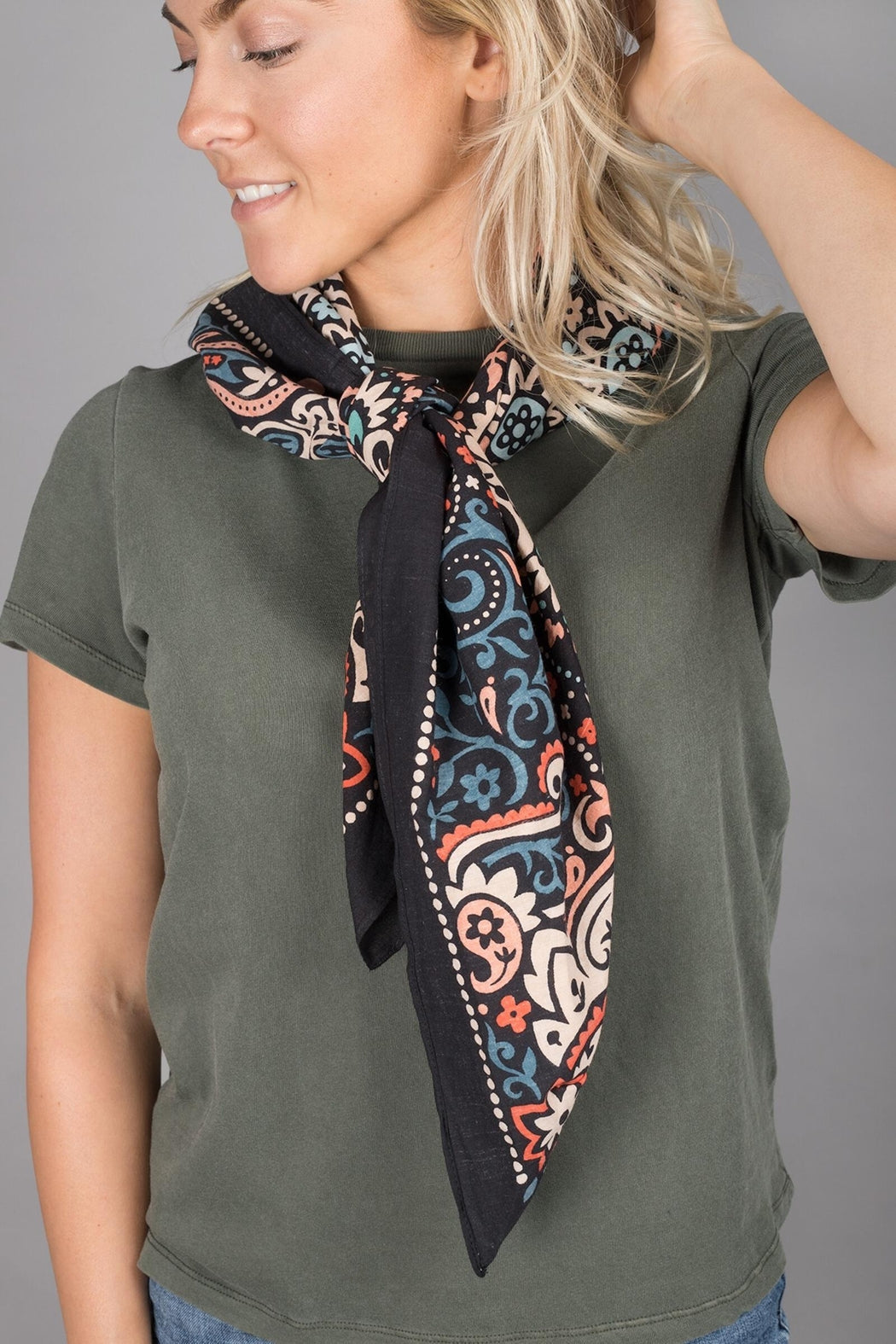 OVERSIZED BLACK BANDANA