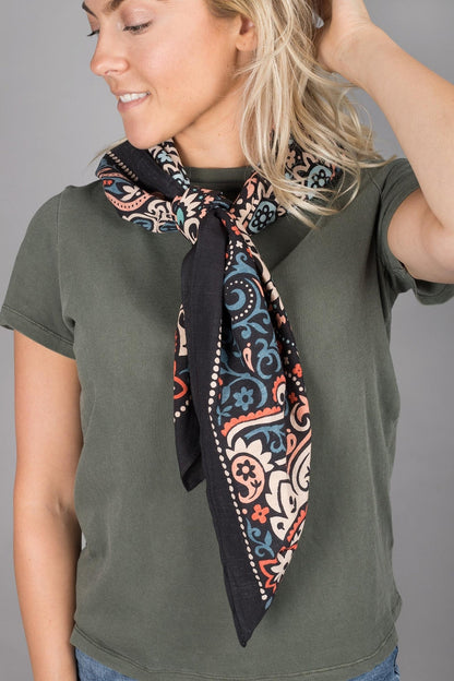 OVERSIZED BLACK BANDANA